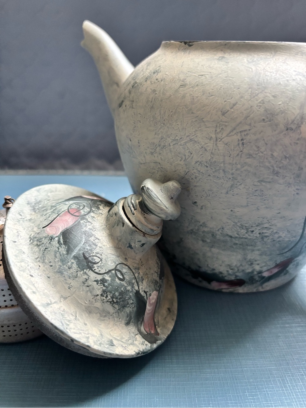 Vintage teapot with strainer . - Picture 8 of 12